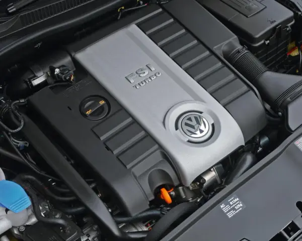 Silnik Volkswagen z napisem FSI TURBO. Widoczny jest symbol marki i elementy układu dolotowego.
