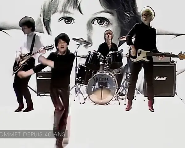 Le groupe rock irlandais U2, icône des années 80, en pleine performance.