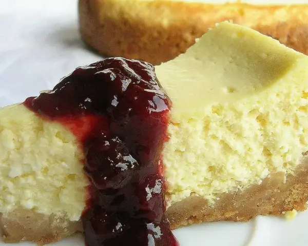 Pyszny sernik z serka wiejskiego polany wiśniową konfiturą. Idealny deser na każdą okazję.