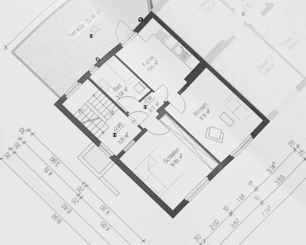 Grundriss mit Maßen: Terrasse, Küche, Bad, Wohnen, Schlafen. Die Flächenangaben helfen bei der Kalkulation der durchschnittlichen Nebenkosten.