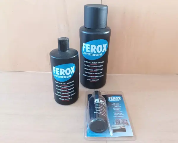 Flaconi e blister di Ferox convertruggine, prodotto che si usa per bloccare la corrosione e trasformare la ruggine.