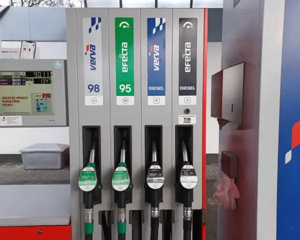 Dwie pompy paliwowe: jedna z oznaczeniem benzyna (98, 95), druga z oznaczeniem diesel. Wybór między benzyną a ropą.