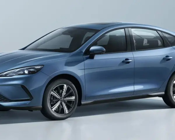 Niebieski BYD Seal 5 DM-i, elegancki sedan z panoramicznym dachem, prezentuje się na jasnym tle.