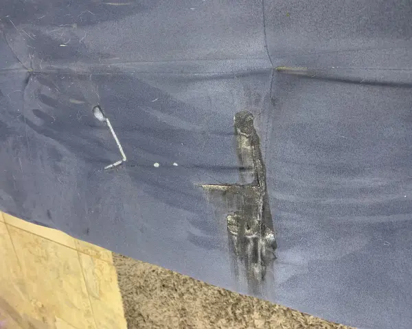 Jak usunąć super glue z kanapy bez uszkadzania tapicerki