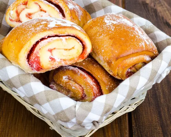 Koszyk pełen pysznych, domowych drożdżówek z dżemem. Ania gotuje i piecze z pasją, a te słodkości to dowód jej talentu.