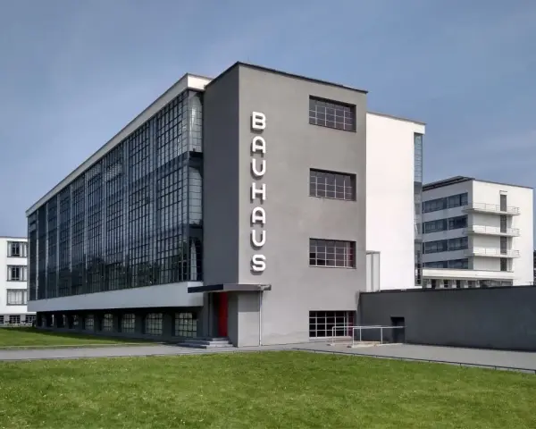 Bâtiment emblématique du mouvement Bauhaus, avec son architecture fonctionnelle et ses grandes fenêtres vitrées.