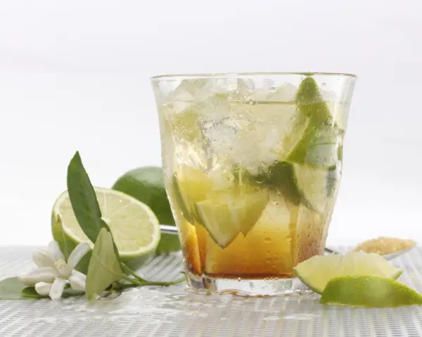 Orzeźwiająca Caipirinha z limonką i lodem. Idealny przepis na lato.