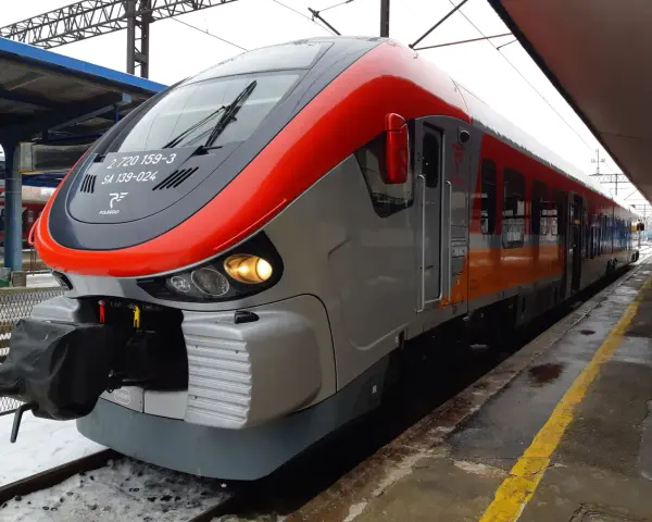 Nowoczesny pociąg Polregio na stacji, gotowy do podróży z Olsztyna do Warszawy.