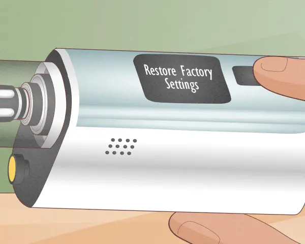 Mano ajustando un vapeador sin atomizador. La pantalla muestra "Restaurar configuración de fábrica".