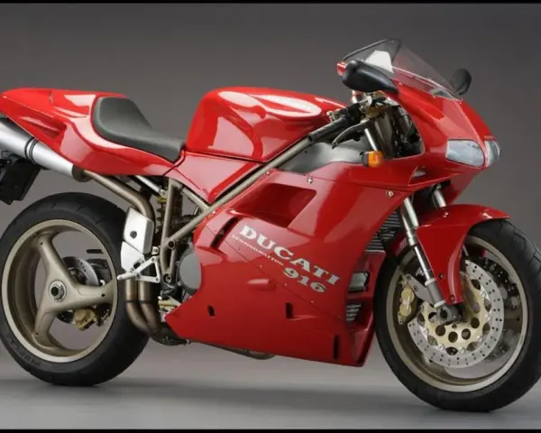 Ducati 916 rossa fiammante, un capolavoro di design, la moto più bella di tutti i tempi.