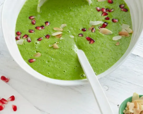 Grüne Suppe mit Granatapfelkernen und Mandelblättchen. Ein leckeres Petersilienwurzel Rezept für den Frühling.