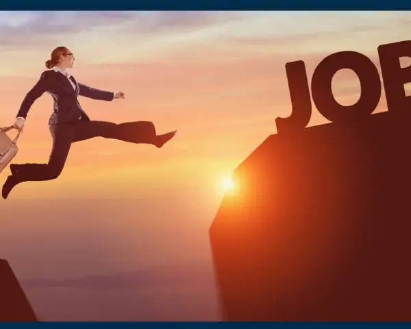 Donna salta verso la scritta "JOB", un'immagine che simboleggia come trovare lavoro senza esperienza.