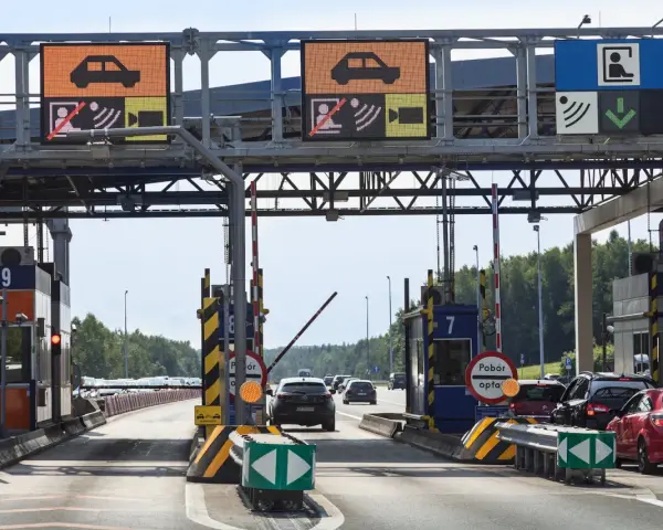 Na bramkach autostrady A4 widać znaki informujące o poborze opłat.