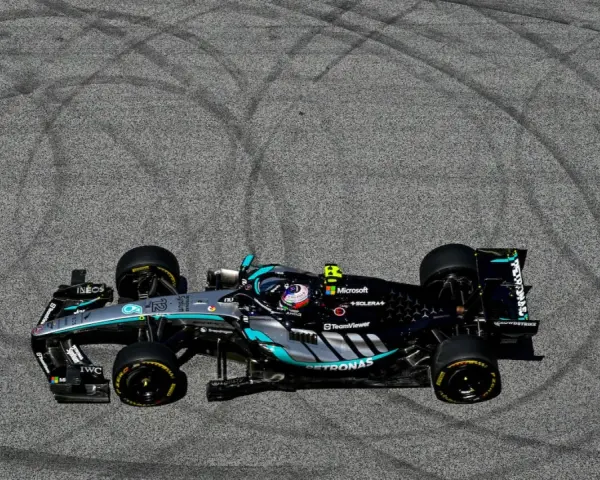 Coche de F1 Mercedes-AMG Petronas en el GP Austria, dejando marcas de neumáticos en el asfalto.