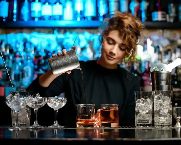 Barman w Warszawie przygotowuje drinki. Ciekawe, ile zarabia barman w Warszawie?