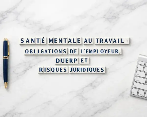 Santé mentale au travail : obligations de l'employeur, DUERP et risques juridiques. Stylo et clavier sur fond marbre.