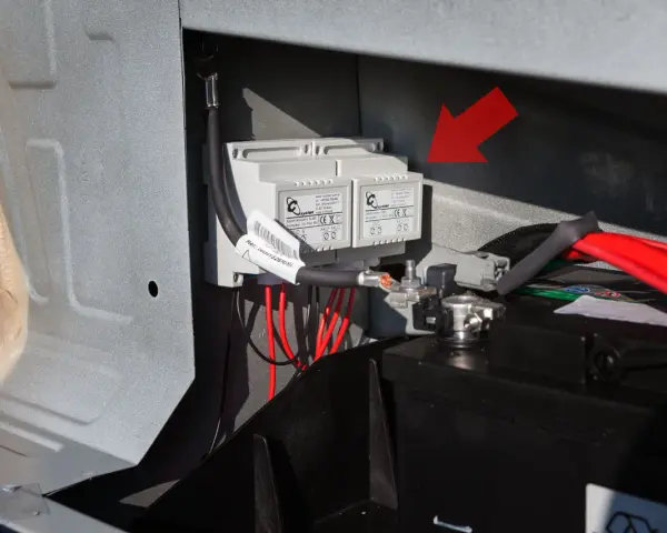 Renault Master: gdzie jest akumulator? Widać tu moduły ładowania i kable podłączone do akumulatora.