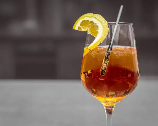 Orzeźwiający drink z plasterkiem cytryny i słomką. Zastanawiasz się, metaxa co to? To grecki destylat, który może być bazą dla takich pyszności.