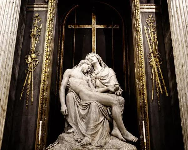 Kamienna Pieta w kościele, symbol cierpienia i miłości matczynej, przypomina o trudnych dniach powszednich i nadziei.