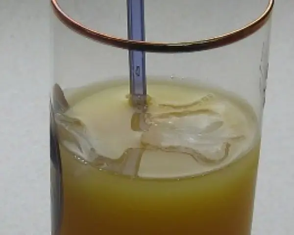 Orzeźwiający gin z sokiem pomarańczowym, z kostkami lodu i niebieską słomką.
