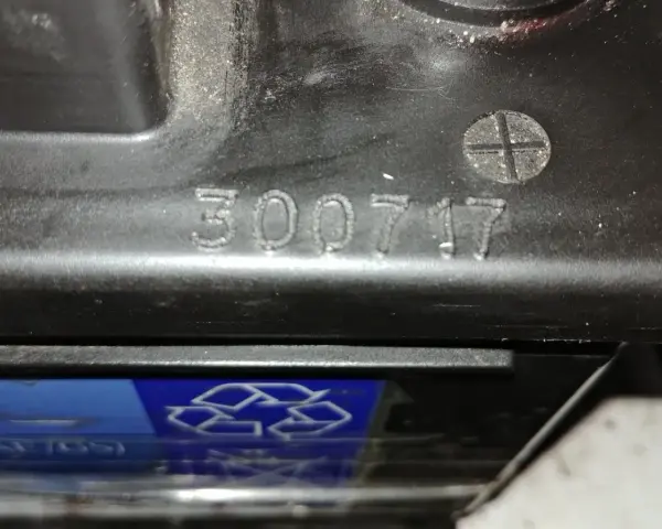 Na akumulatorze widoczny jest numer seryjny 300717, który może wskazywać rok produkcji akumulatora.