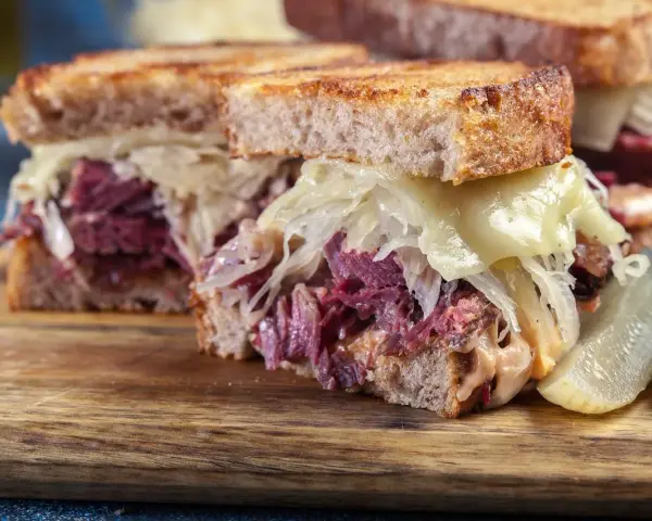 Kanapka z pastrami, kiszoną kapustą i serem. Tak wygląda pyszne pastrami co to jest, czyli wołowina w przyprawach.