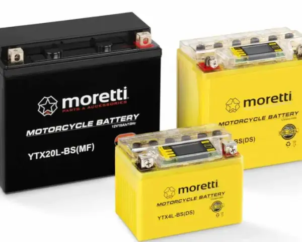 Trzy akumulatory motocyklowe Moretti: czarny YTX20L-BS(MF) i dwa żółte, w tym jeden z wyświetlaczem, jaki akumulator agm.