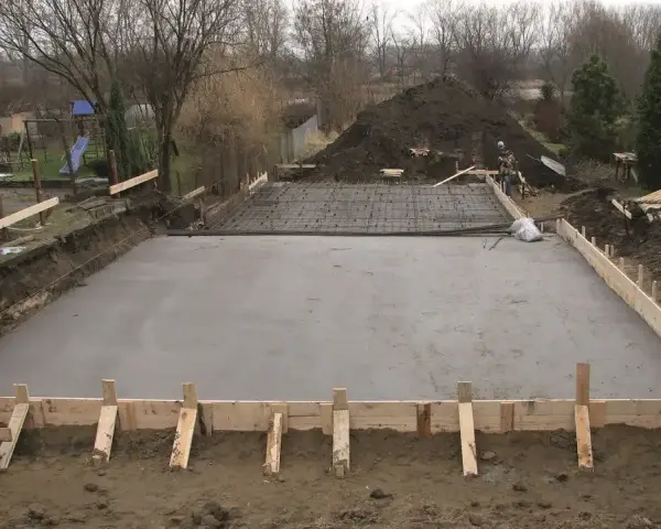 Budowa fundamentów: wylany beton, zbrojenie i szalunki. Jaki beton na fundament wybrać, by był trwały?
