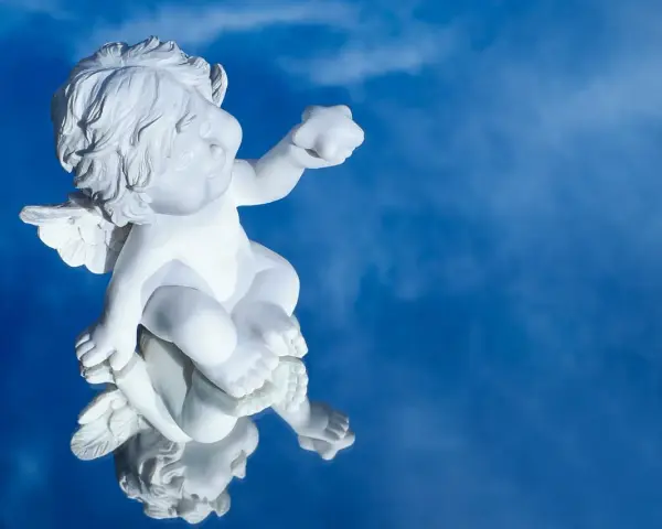 Biały cherubin na tle błękitnego nieba, odbijający się w lustrzanej powierzchni. Symbolizuje różne rodzaje modlitwy, od błagania po dziękczynienie.