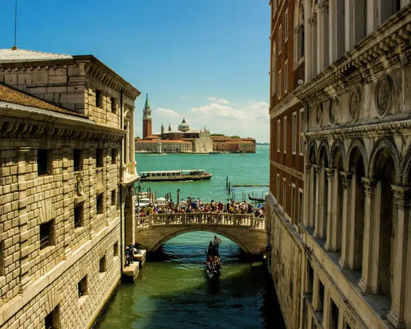Un ponte di sospiri a Venezia, con gondola e palazzi storici.