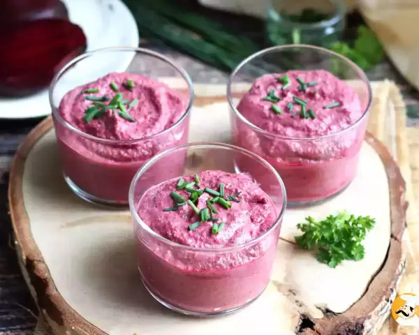 Tre bicchierini di crema di barbabietola, perfetti antipasti veloci senza cottura, guarniti con erba cipollina.