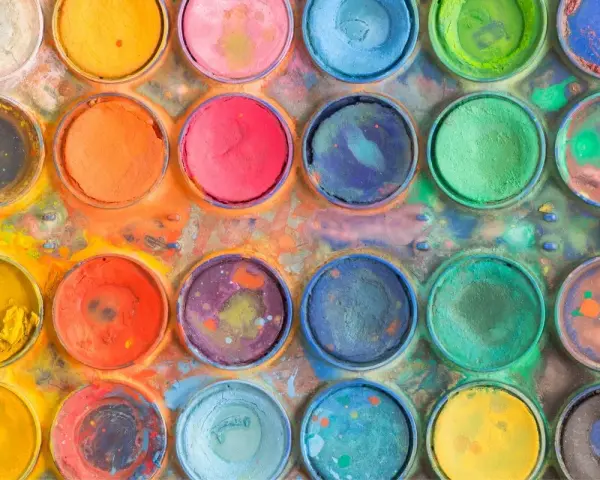 Paleta de acuarelas con colores vibrantes. Ideal para pintar sobre papel, cartón o cualquier superficie absorbente.