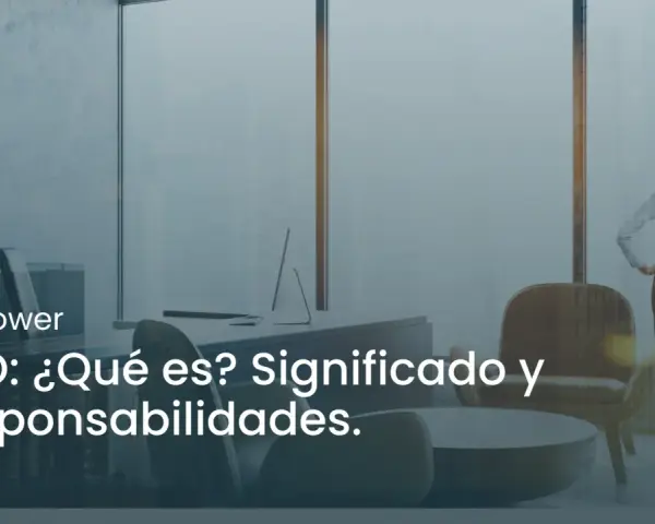 Mujer de pie en oficina moderna, con texto "CEO: ¿Qué es? Significado y Responsabilidades." Se exploran las 10 funciones de un CEO en la empresa.
