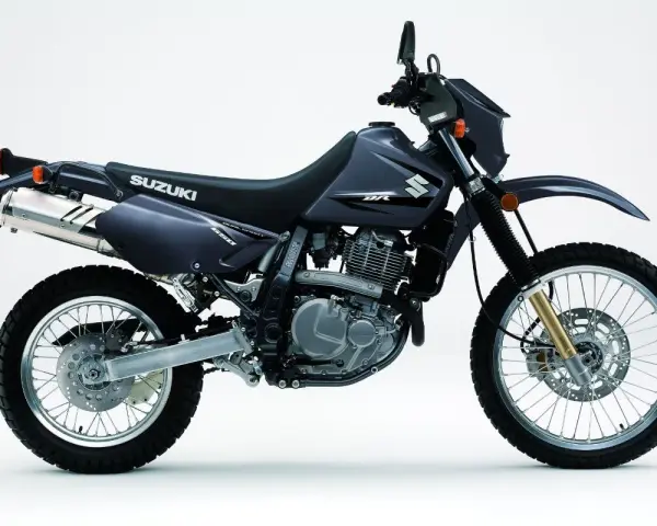 Suzuki DR650, gotowy na przygodę. Ten wszechstronny motocykl dual sport jest idealny do jazdy po mieście i w terenie.