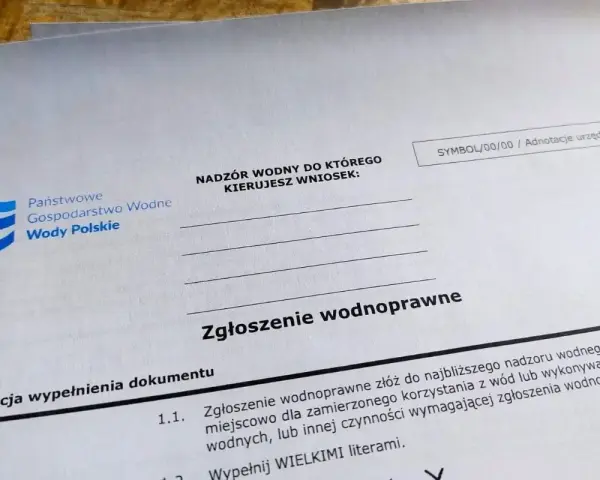 Formularz "Zgłoszenie wodnoprawne" z logo Wód Polskich. Wniosek o pozwolenie na budowę wymaga wypełnienia.