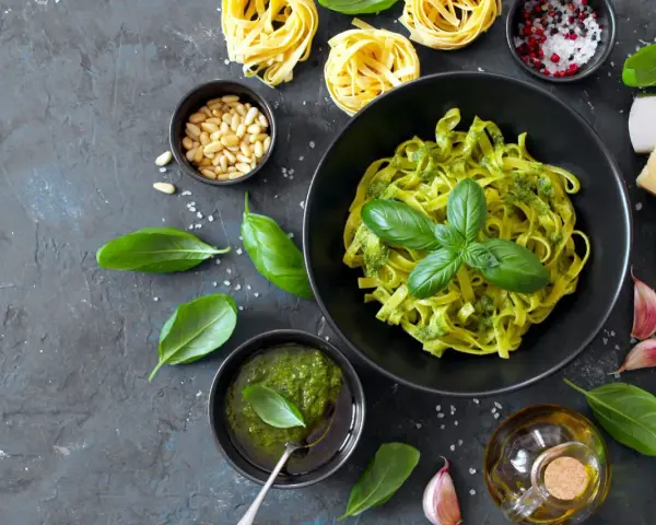 Pesto do czego? Do makaronu tagliatelle, z bazylią, orzeszkami pinii i parmezanem. Idealne na szybki obiad.