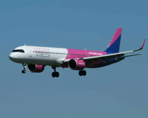 Samolot Wizzair z różowym ogonem i silnikami. Zastanawiasz się, ile kg bagaż podręczny Wizzair możesz zabrać?