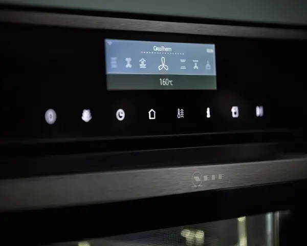 Ugnens display visar CircoTherm och en varmluft symbol vid 160°C.