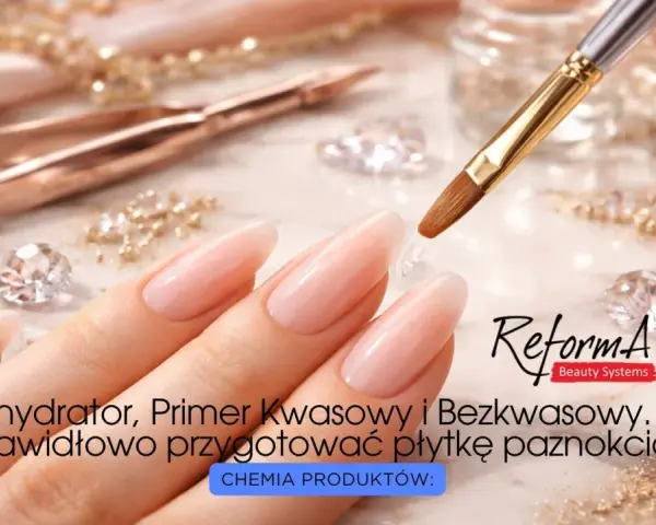 Dłonie z idealnym manicure, pędzelek z produktem. Dowiedz się, kiedy wybrać primer kwasowy czy bezkwasowy do paznokci.