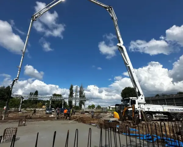 Betonowanie fundamentów pod nową inwestycję. **Inspektor nadzoru inwestorskiego** czuwa nad prawidłowym przebiegiem prac budowlanych.