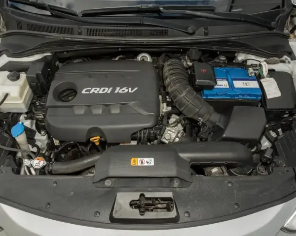 Silnik CRDi 16V w Kia Sportage 1.7 CRDi, z widocznym akumulatorem i elementami układu dolotowego.