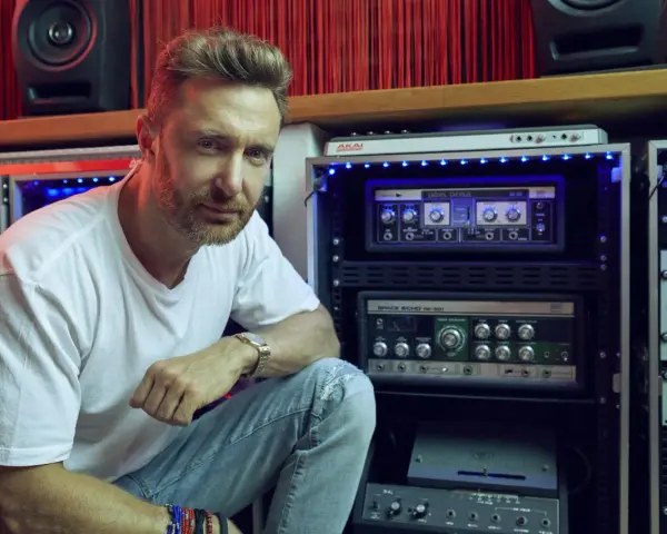 David Guetta w studiu, otoczony sprzętem, gdzie powstają jego hity.