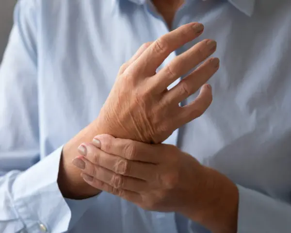 Wędrujące bóle stawów: przyczyny, objawy, diagnoza. Nie ignoruj!