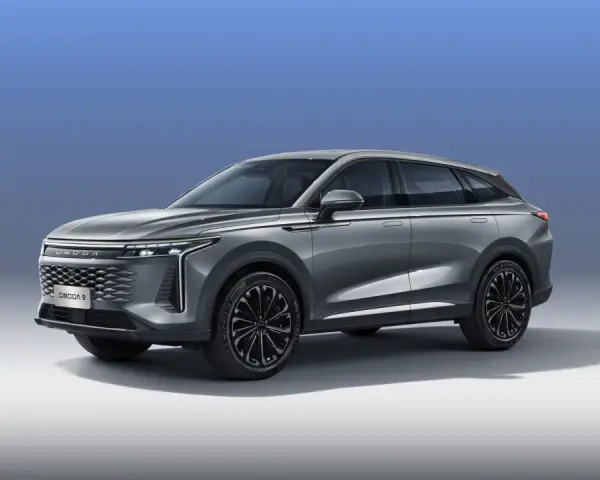 Elegancki, szary SUV OMODA 9 hybryda z nowoczesnym designem i czarnymi felgami.