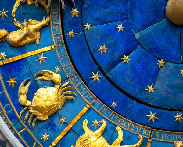 Złoty rak na niebieskiej tarczy zegara astronomicznego. To znak zodiaku Rak, który przypada na okres 15 lipca.