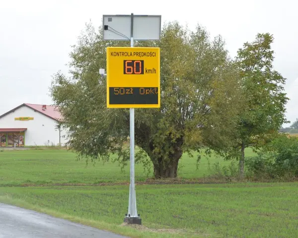 Tablica informuje o kontroli prędkości: 60 km/h, mandat 50 zł. To przypomnienie o taryfikatorze mandatów.