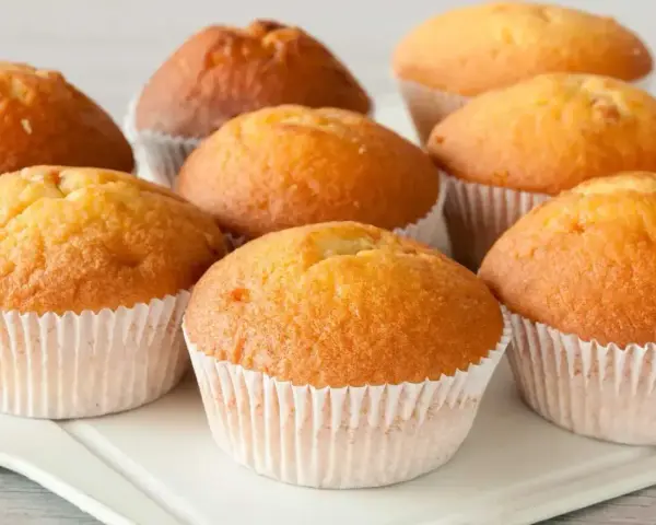 Puszyste muffinki, idealne na każdy dzień. Ten przepis na wilgotne i puszyste muffinki sprawi, że będą smakować wyśmienicie.