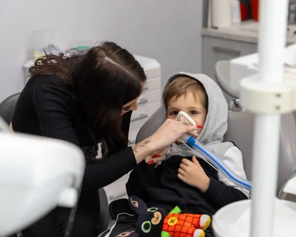 Dlaczego nie można jeść po znieczuleniu u dentysty? Uniknij bólu i urazów.