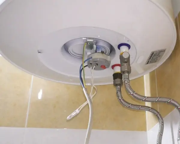 Dettaglio del termostato e dei collegamenti di uno scaldabagno, utile per capire se il termostato dello scaldabagno è rotto.