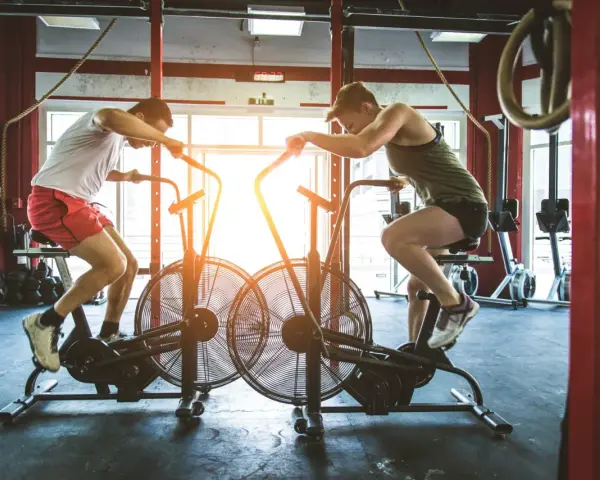 Trening CrossFit: jak wygląda i czy jest dla Ciebie? Przewodnik
